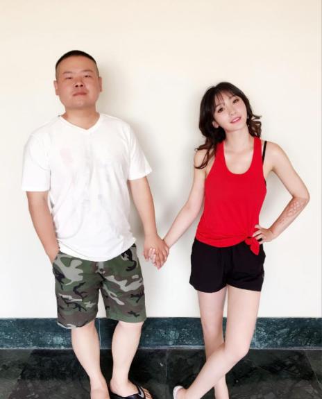 2014年，岳云鹏开豪车带老婆郑敏回老家，二姐吞吞吐吐地说：弟，姐想在城里买套房