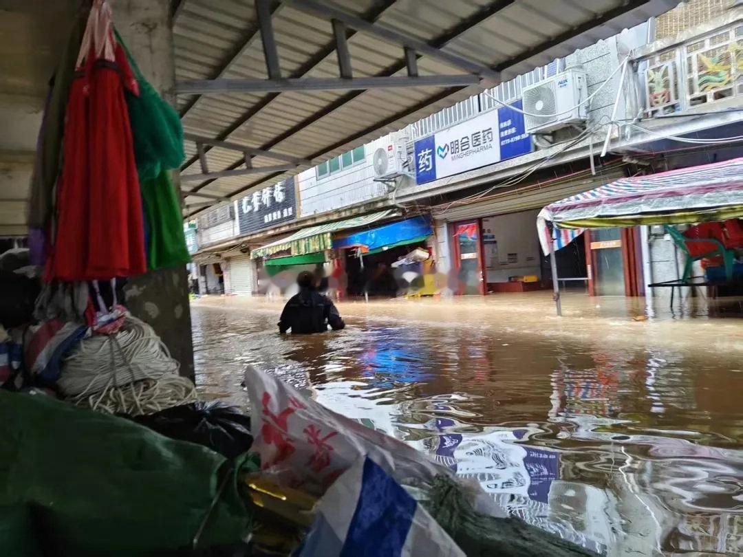 胡锡进称广西洪水视频令人震撼看完广西洪水现场画面心里沉甸甸的，台风带来持续特大暴