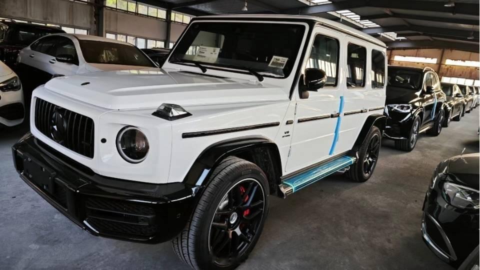 奔驰 AMG G63 熊猫配色[酷]选配：选配大夜色组件4.7万现车加32万，加