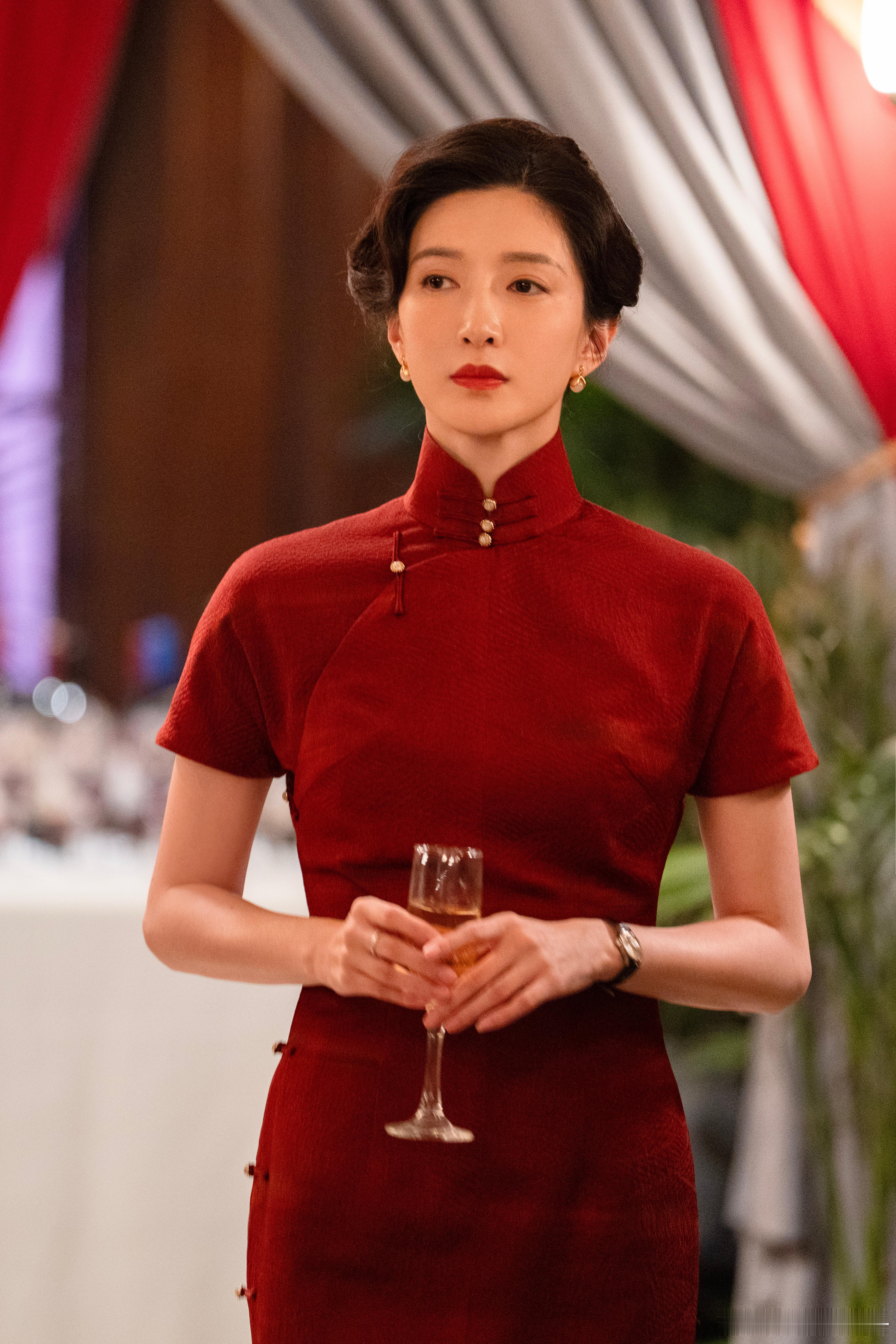 江疏影反派boss掉马了江疏影带来的角色，也是太有反差感了，面具一摘，堂堂反派督