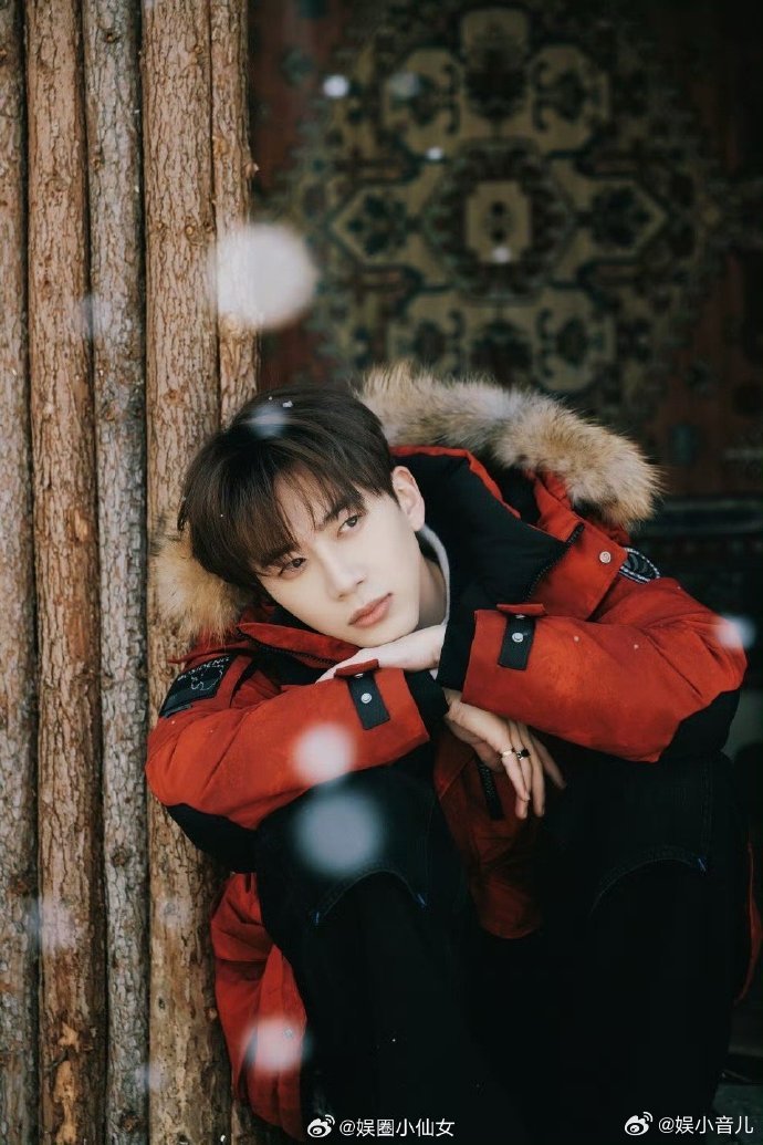 阳光男大今天变成矜贵公子哥了 费启鸣一换上黑西装，直接从阳光男大切换成矜贵公子哥