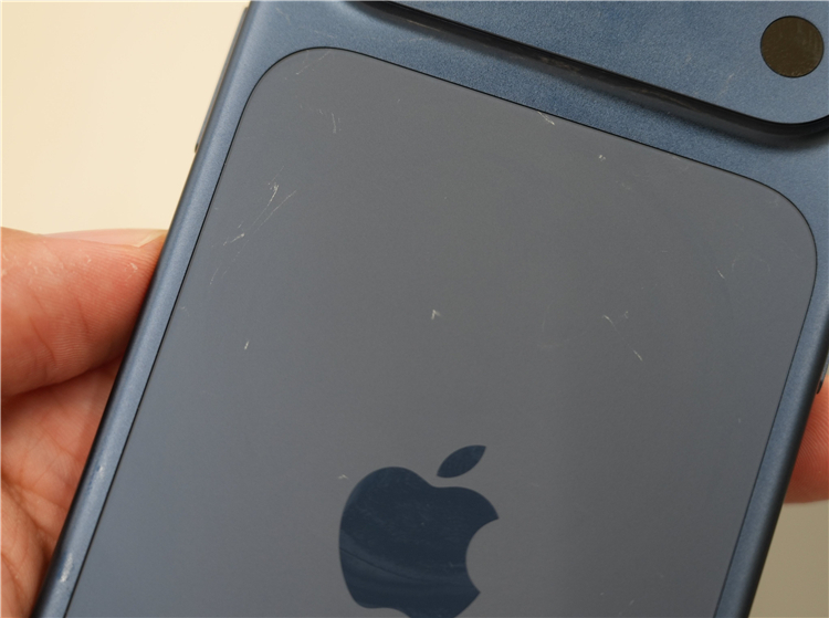 iPhone 17不少演示样机背面布满划痕的情况，首先苹果认定，iPhone 1
