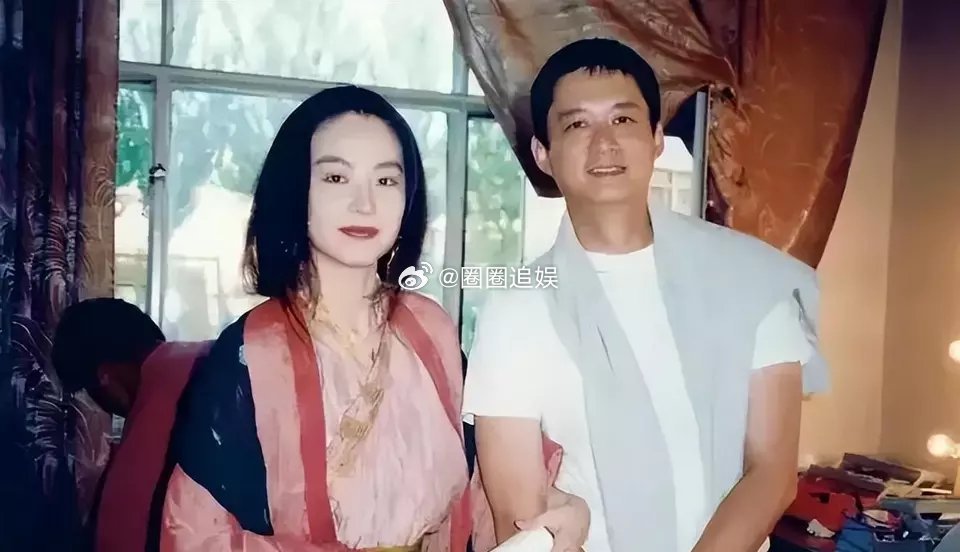 一天深夜，林青霞让张叔平到自己家里来，她穿着浴袍就去洗澡了，还给了他一个信封，张