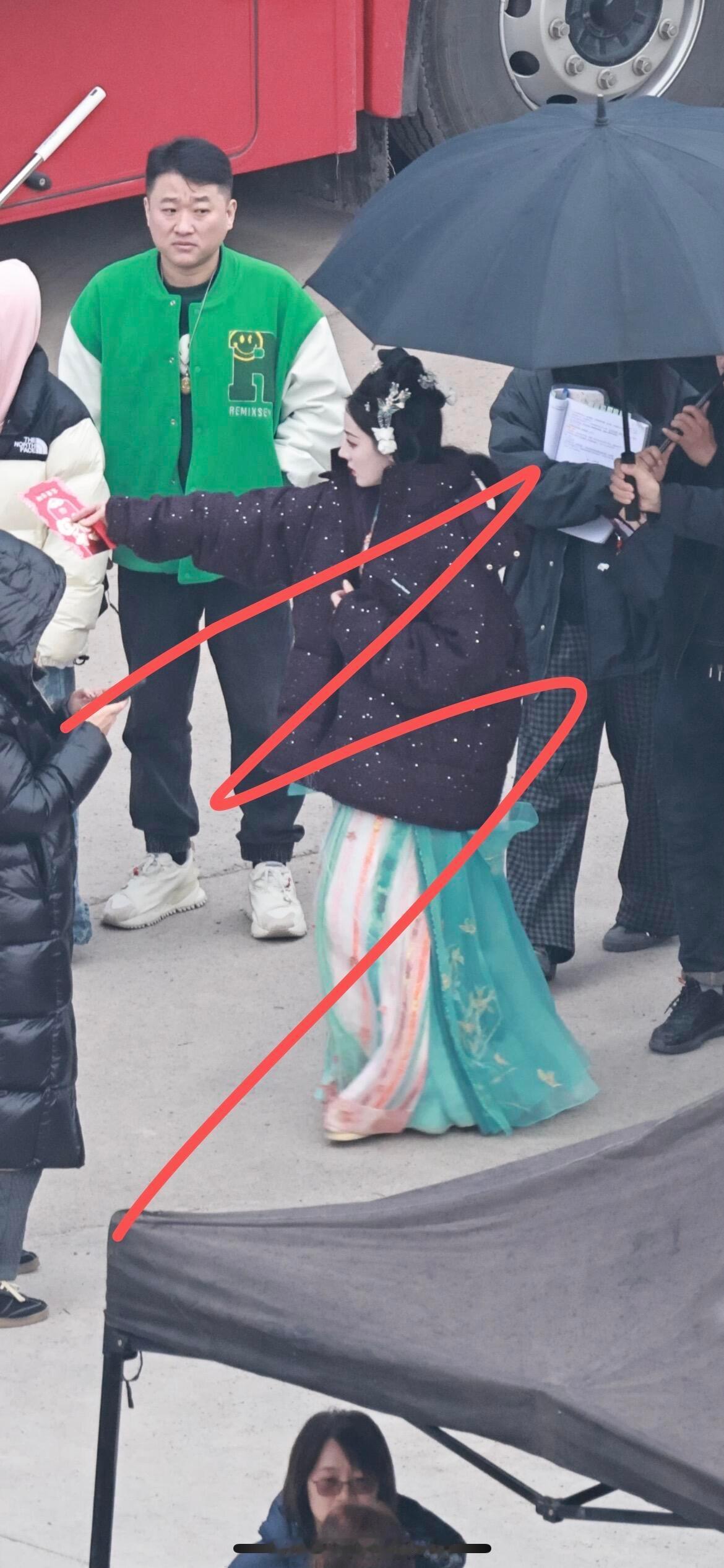 迪丽热巴片场发红包 我迟早要嫉妒得发疯了 