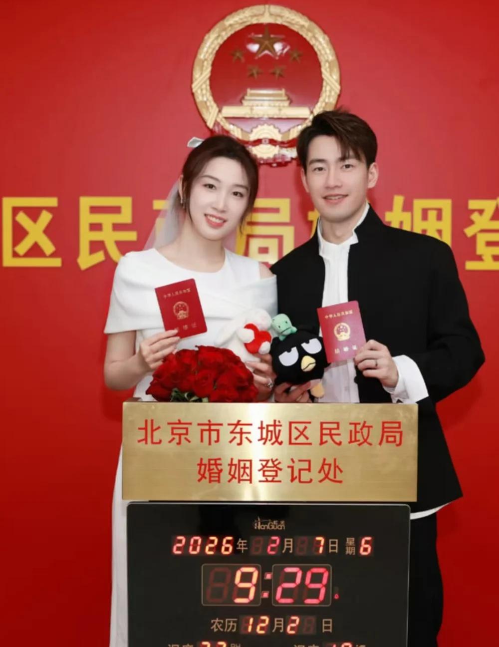 王昶&钱天一领证结婚啦！祝福祝福
王昶&钱天一领证结婚啦！祝福祝福
王昶 钱天一