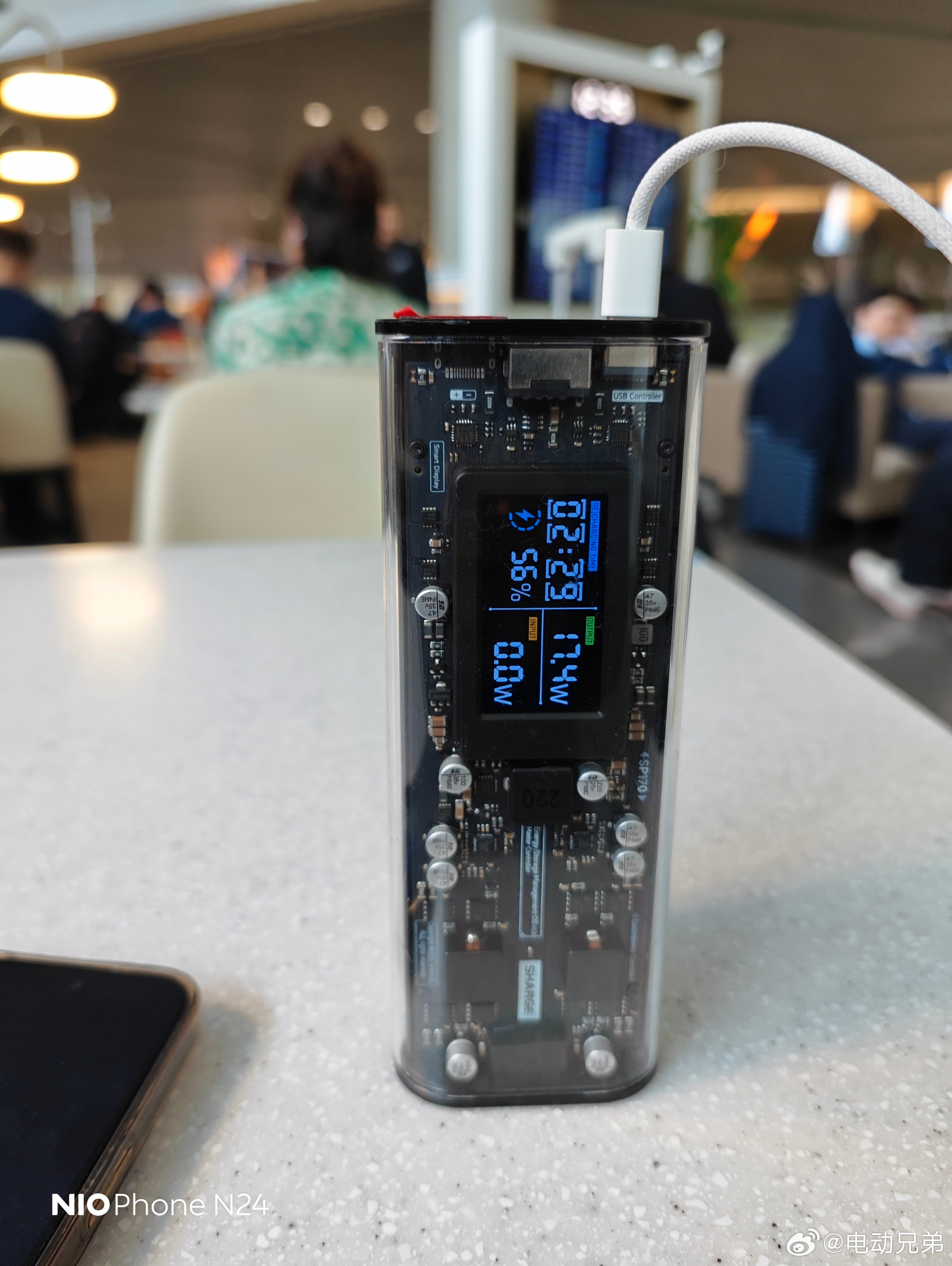 我带着这个蔚来商城的闪极充电宝，多次被人问这是啥玩意，好的工业设计果然有回头率。