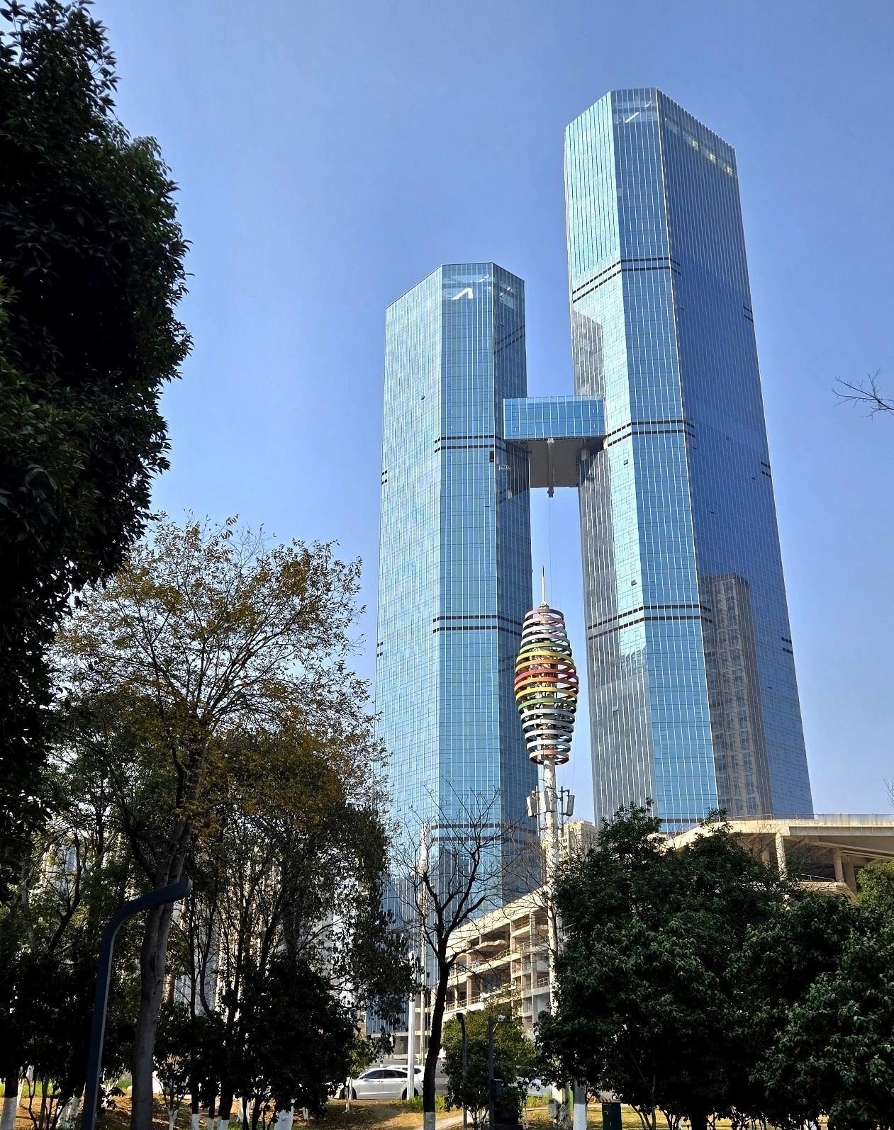 梅溪湖天际线再添新地标！12月上旬，晟通梅溪湖国际总部中心二期A、B双塔迎来关键