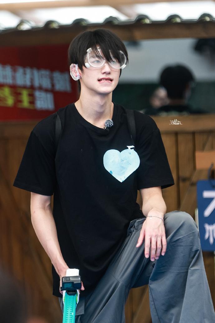 好帅 去年披荆斩棘的荷尔蒙我到了26年的今天才感受到朱志鑫 宙草 ​​​