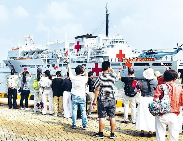 委内瑞拉海域“热闹了”，中方派出医疗舰强力支援，美军这下骑虎难下！近日，中国海军