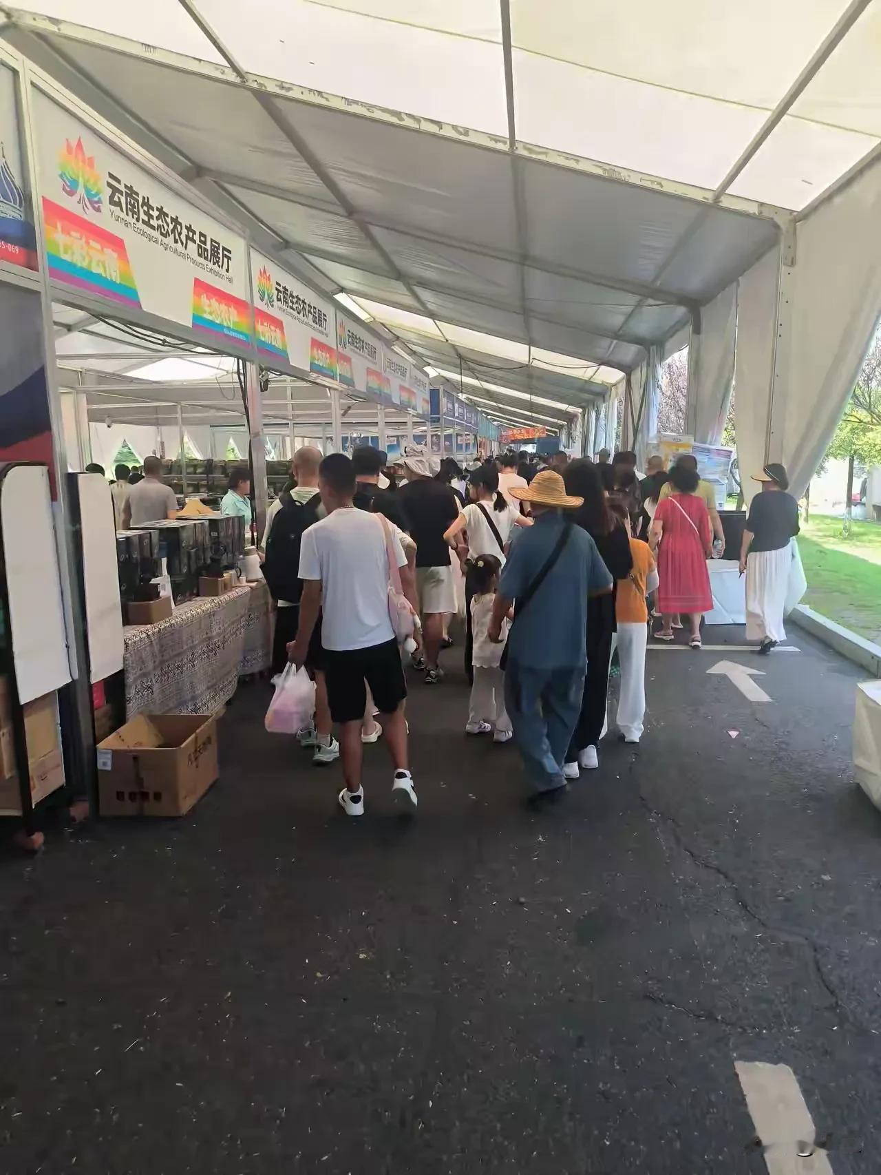 时代的进步已经抛弃了很多人!
我邻居大爷73，不会用手机红包，手机根本不绑卡，从
