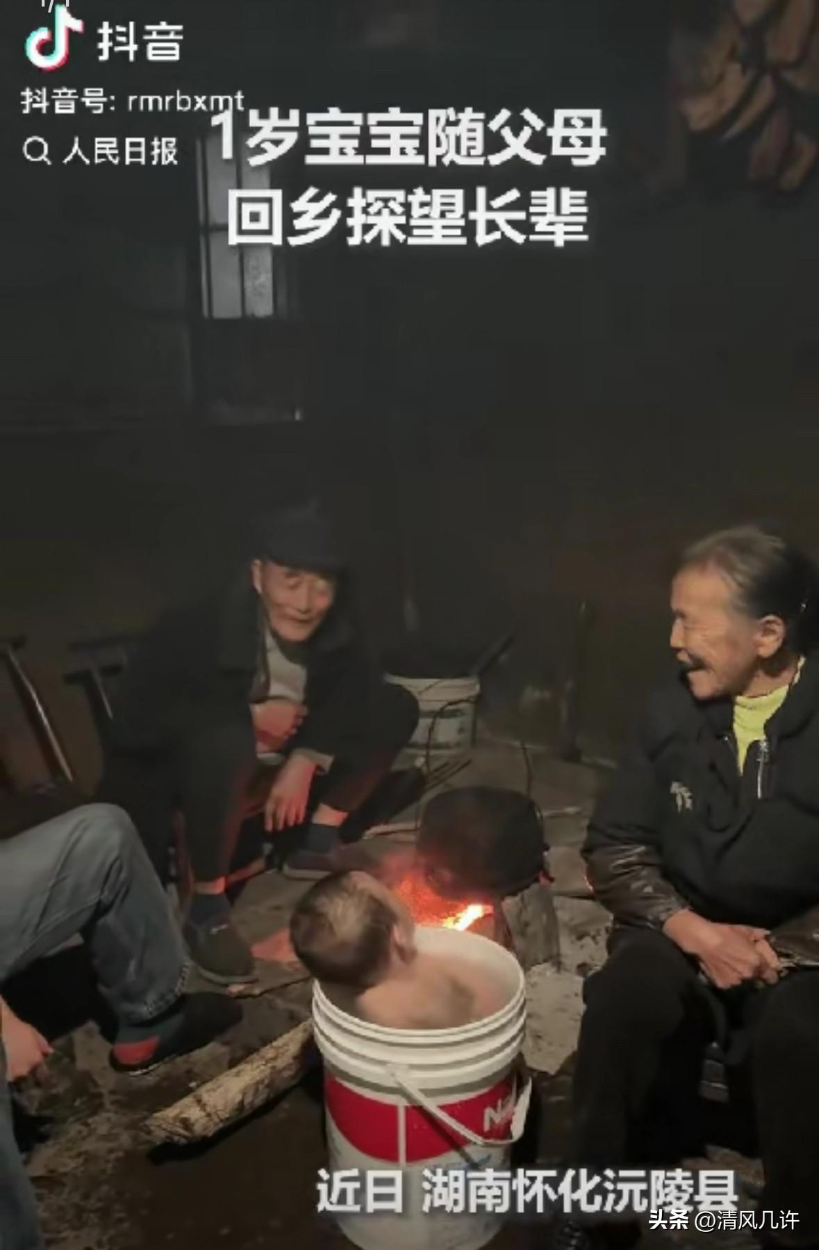 “1岁宝宝上人民日报了！”近日湖南怀化，一个1岁的萌娃跟着爸妈跨越3百公里回到乡