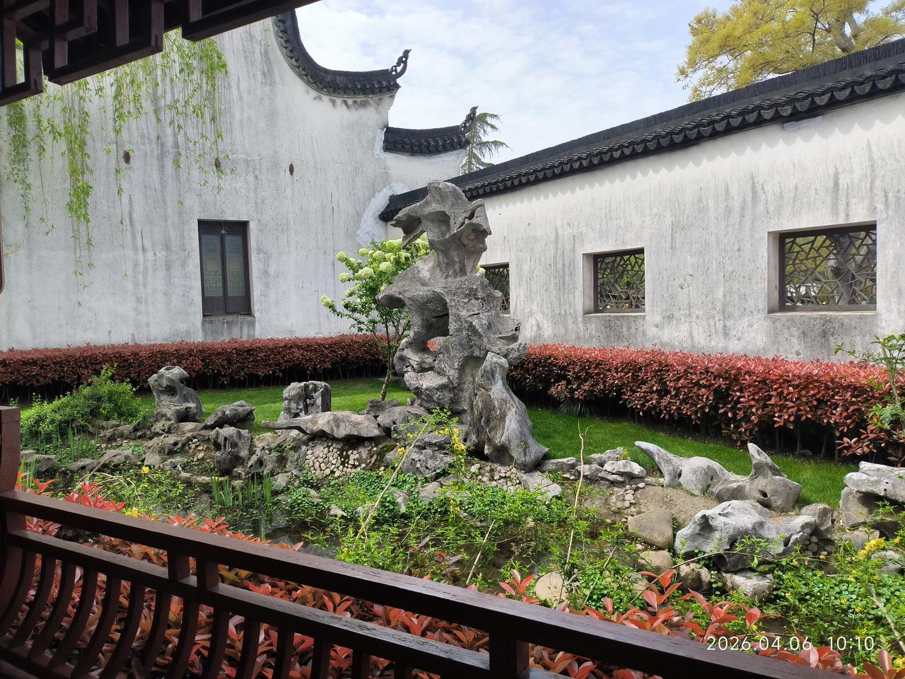 不为五斗米而折腰。今日头条是百姓戏台，百花齐放，百家争呜。让读者和观众欣赏到优秀