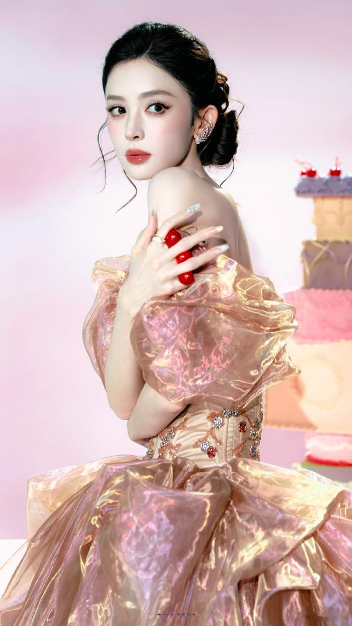 娜扎搂着我的腰和我合照轻而易举爱上娜扎不是梦，真的也太温柔了吧，看到和粉丝的合照