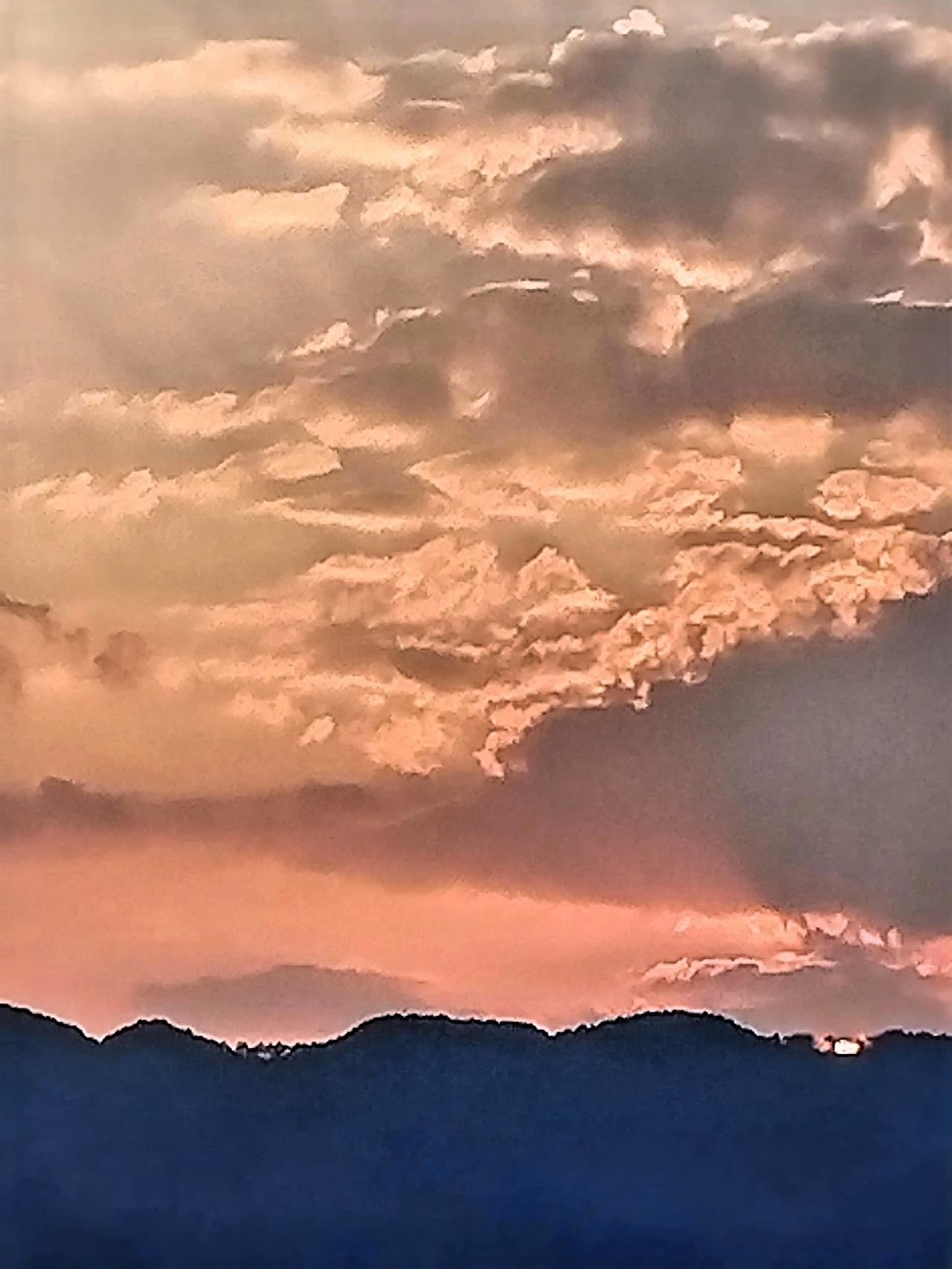 云海翻滚，夕阳西下，静谧而壮丽。