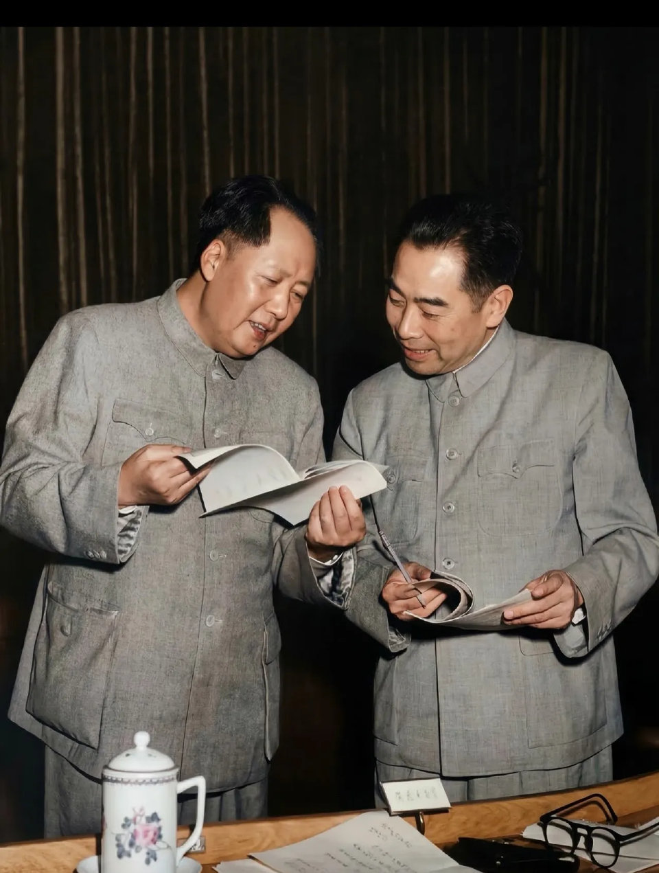 毛主席与周总理，是并肩走过半个世纪的革命伴侣，有着无数打动人心的瞬间。长征路上，