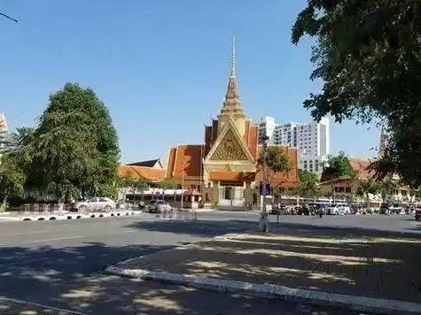 柬埔寨坐落于中南半岛，热带季风气候滋养着广袤平原与茂密森林。吴哥窟的千年石塔镌刻