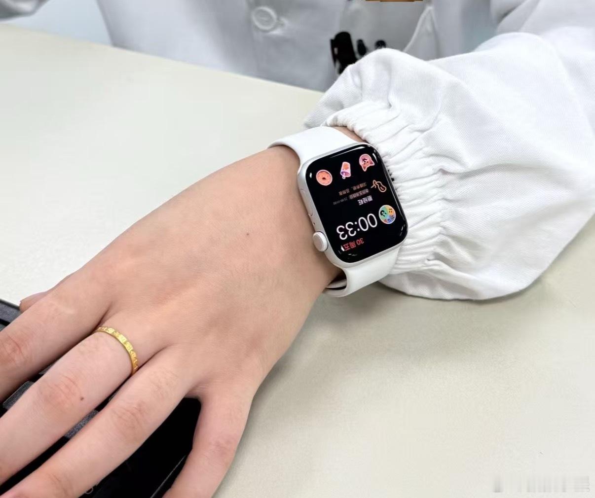 来医院复查发现医生也佩戴Apple Watch，用的表盘还是模块表盘。看来App
