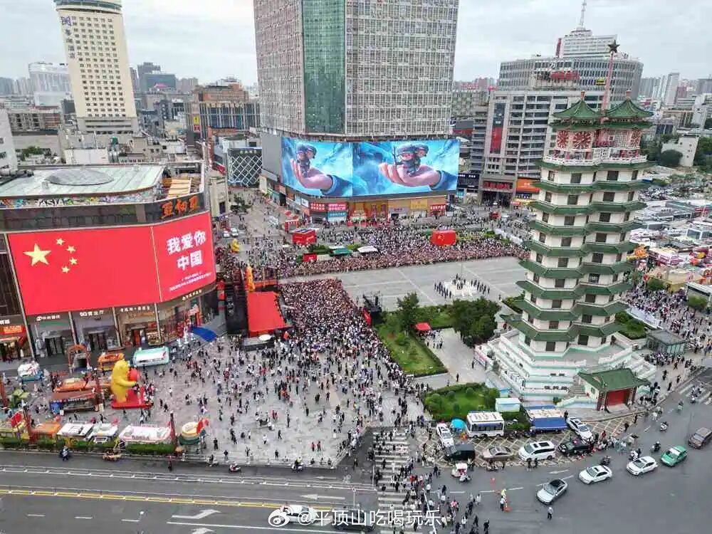 郑州街头满眼中国红 10月1日上午9点19分，郑州二七广场进行国庆升旗仪式！站在
