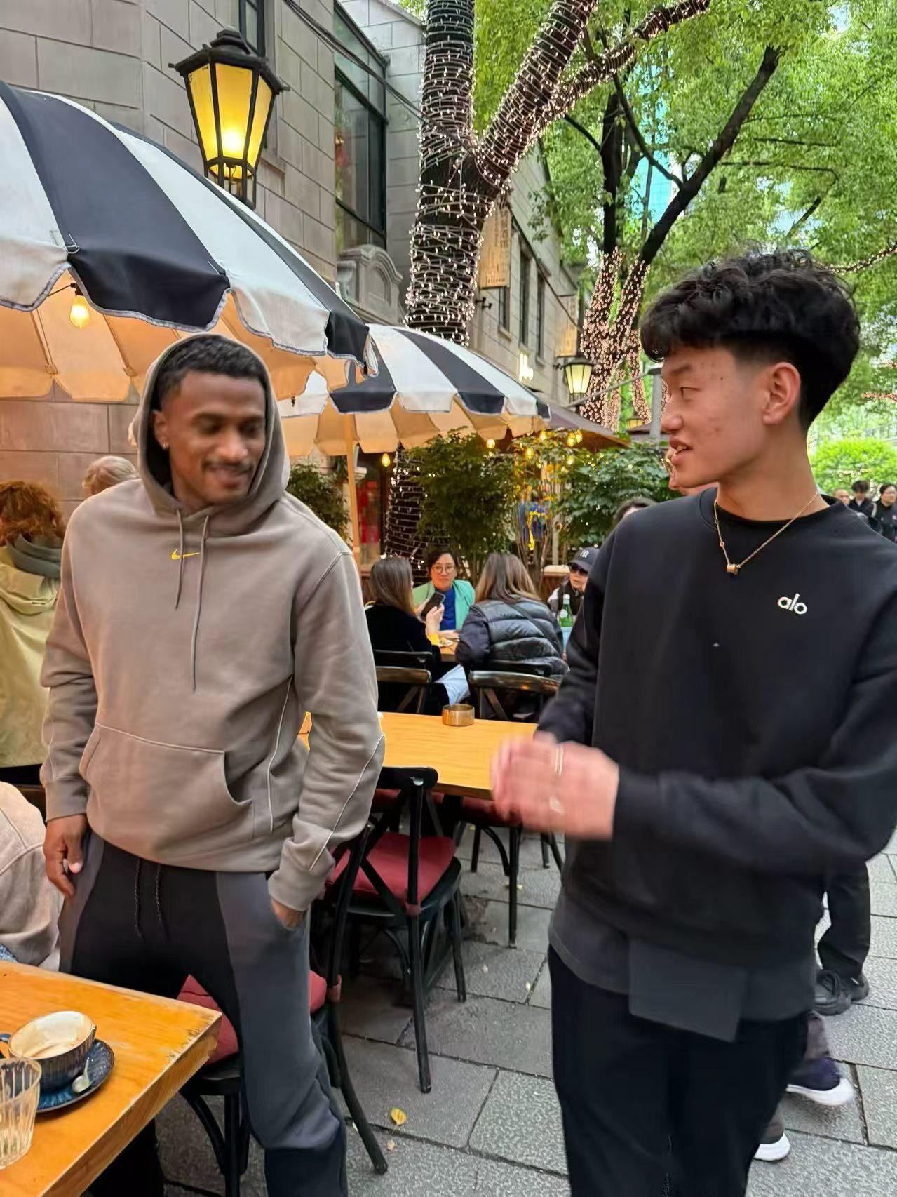 米来来你看到他的时候一定会以为他是一个来上海旅游的人，也可以是一个走秀场的模，因