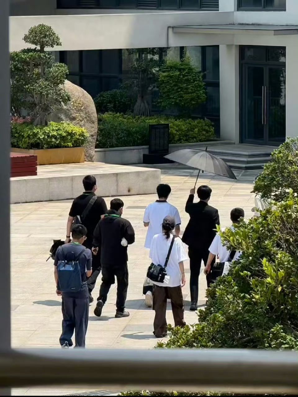 宋威龙凌霄重回高中母校27岁 是凌霄从新加坡回来的那一年宋威龙27岁的凌霄宋威龙