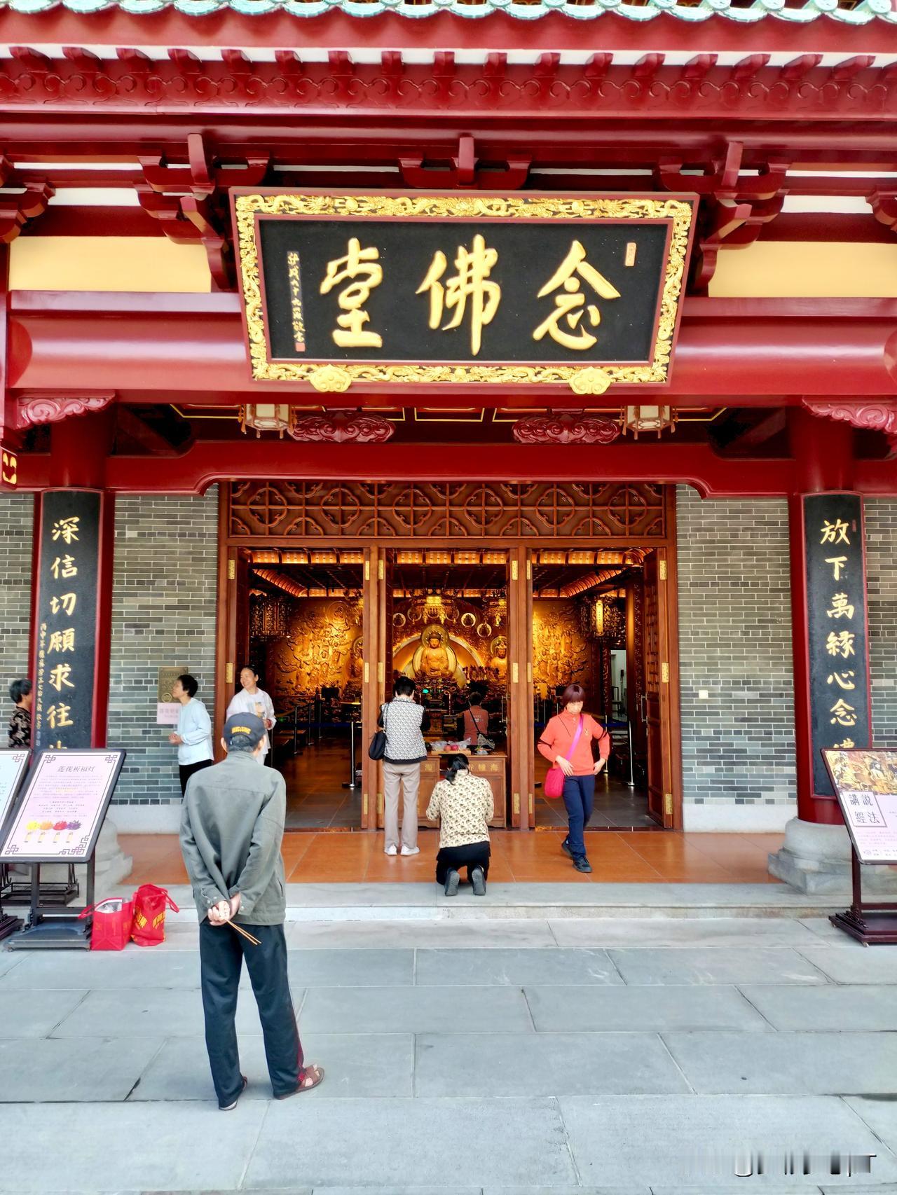 不知不觉间，春天已然深浓，今日恰逢农历二月初一。正月悄然逝去，海幢寺里，在这二月