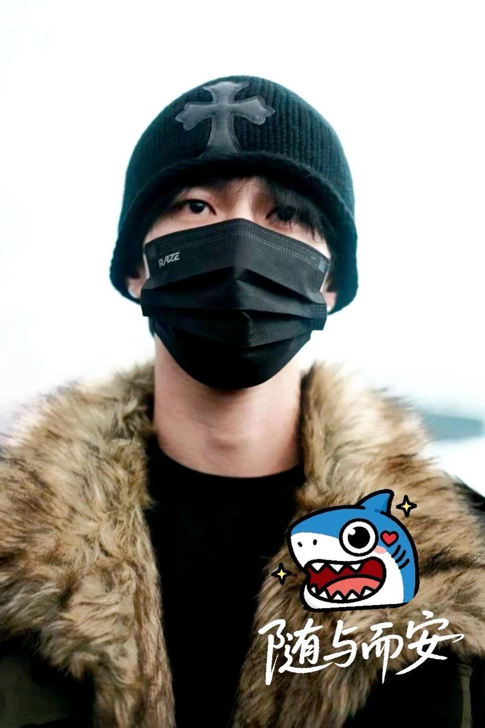 何与今日机场出发路透，行走的衣架子 