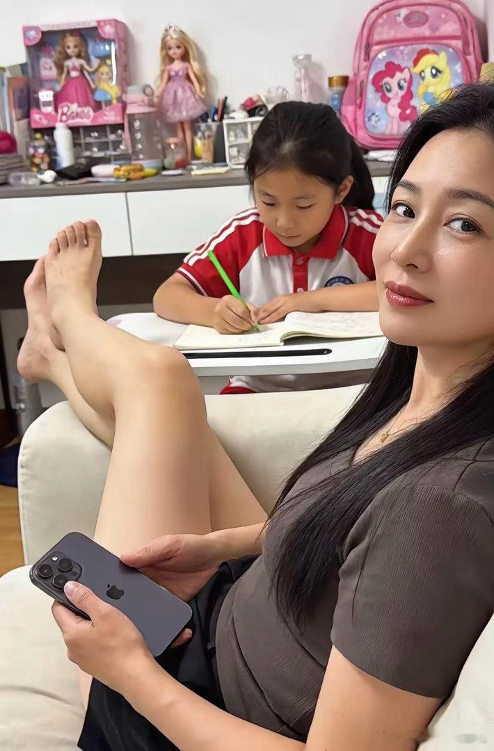 媳妇不陪娃学习还玩手机，怎么办？