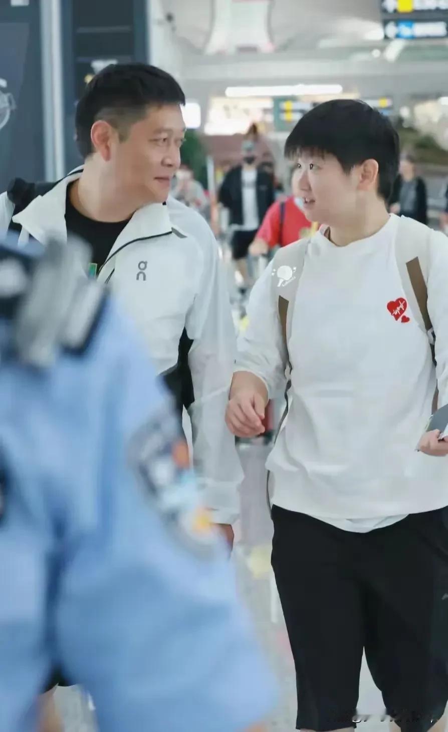模糊的头强烈的盯
​coco和莎莎的对视的对视好有温度啊
coco满脸慈爱地看着
