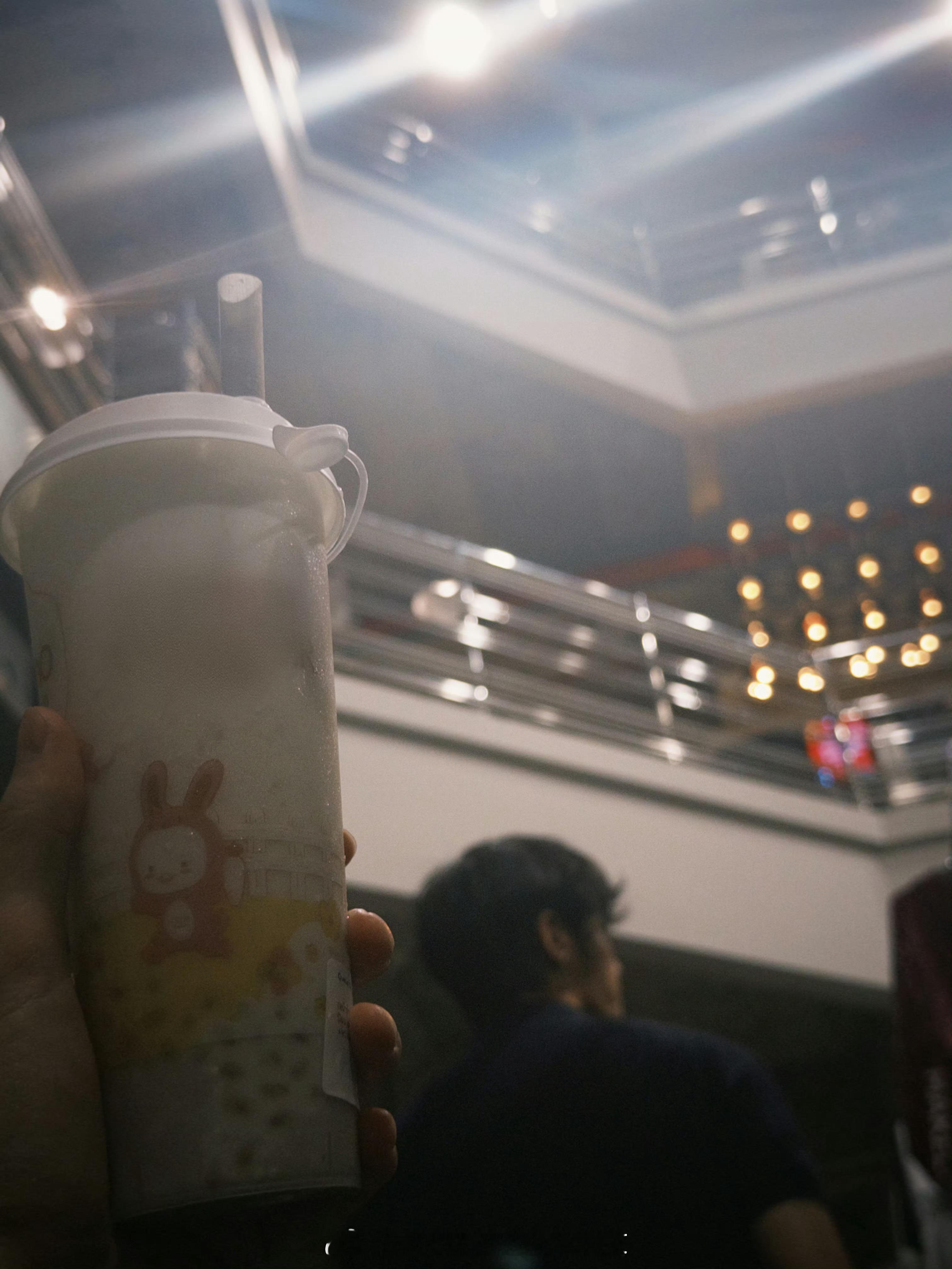 何昶希何衍朝互晒背影 何昶希、何衍朝营业好用心！立秋第一杯奶茶串起两个人的镜头，