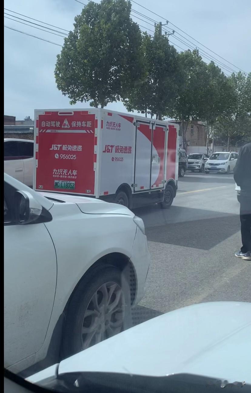 “堵车的源头就是它”！接娃路上一辆无人驾驶快递车，兜兜转转原路转圈圈，正值高峰期