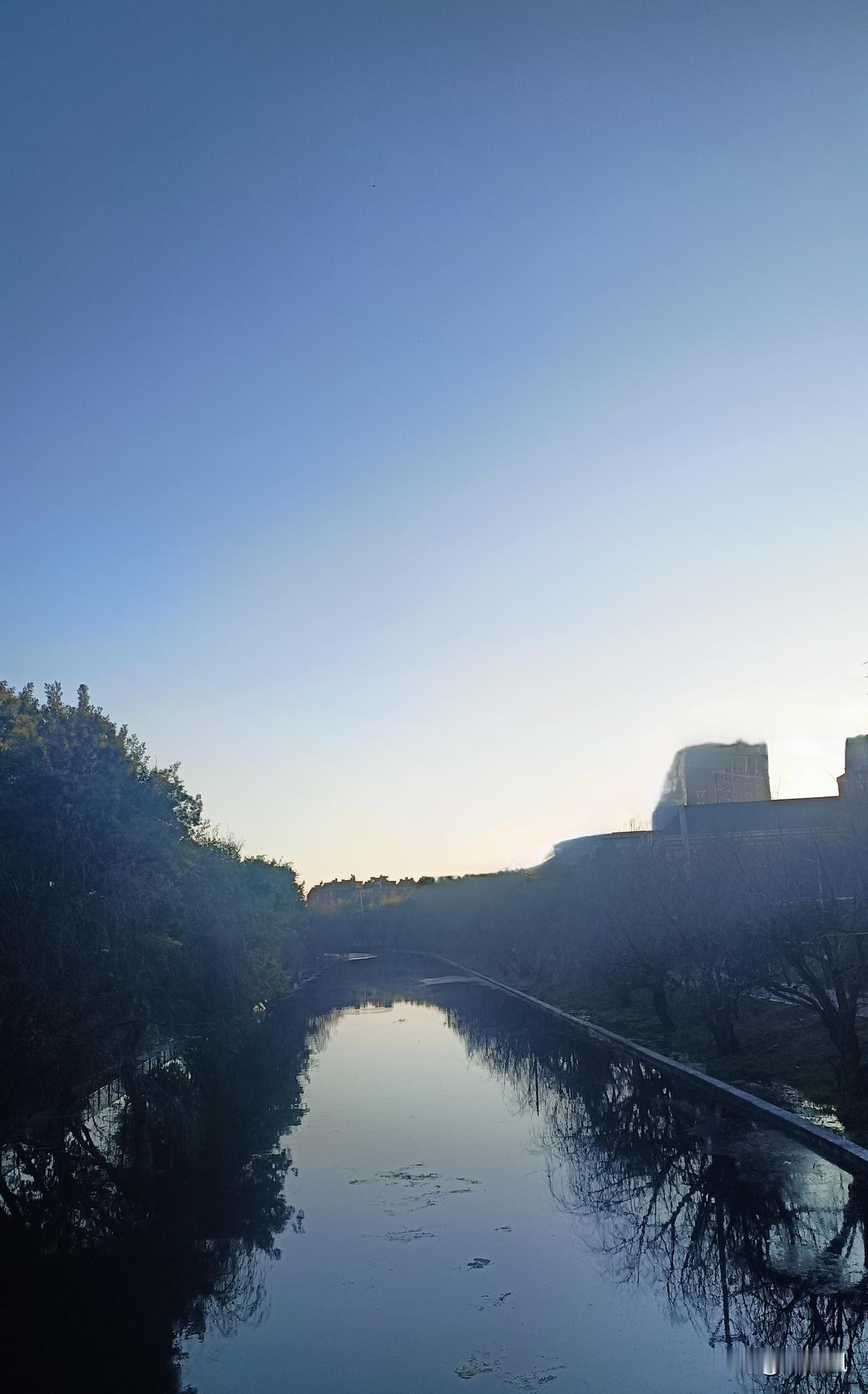 今天驱车两个多小时，只为一顿杀猪饭的邀约。每年冬腊月，正是农村杀年猪的季节，云南