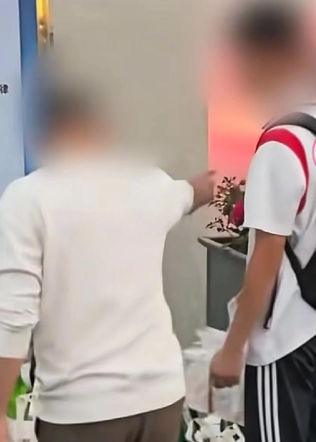 为这位广东佛山的朋友点赞
他以一己之力保护了所有人的饮食安全
中午午饭时间，他看