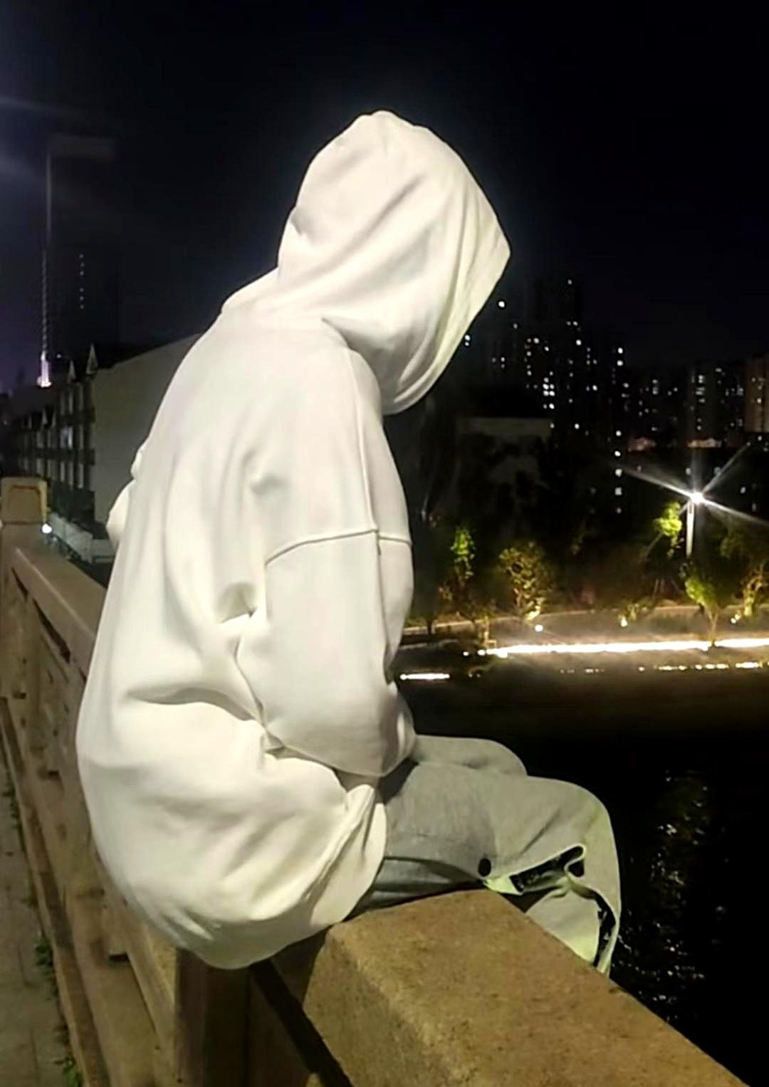 一个人都快走到河边了，最怕听到啥？
不是大道理，是那种一下把人拽回现实的“离谱话