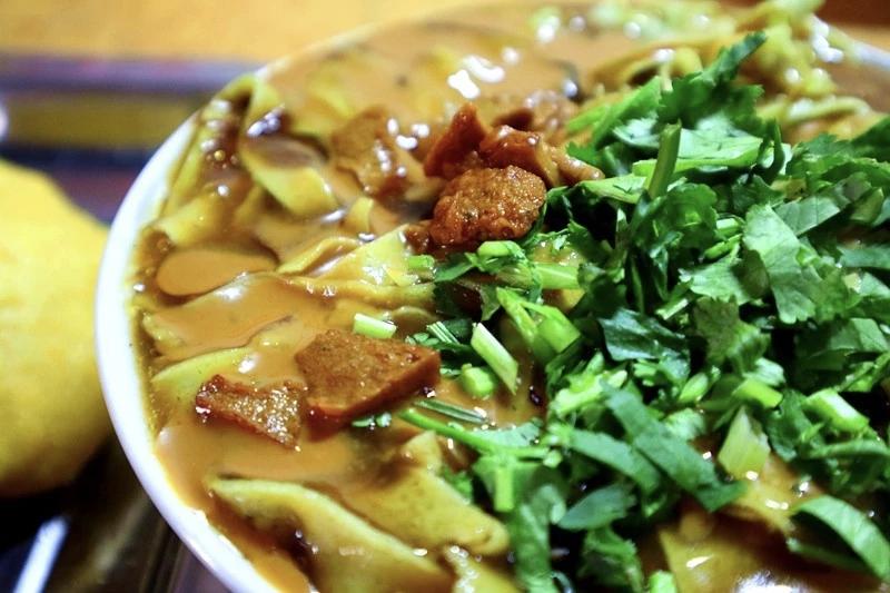 天津特色早点：嘎巴菜。是以绿豆为主料，一般辅以适量的大米或小米，混合磨面摊成煎饼