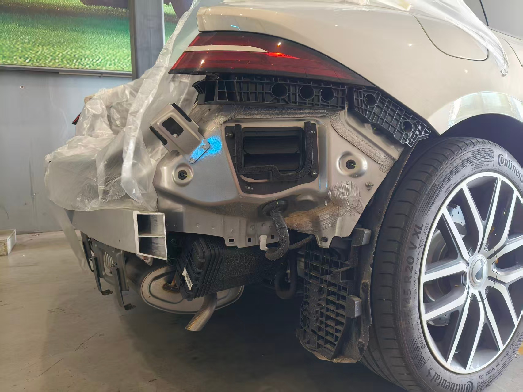 腾势Z9GT的后防撞梁。 