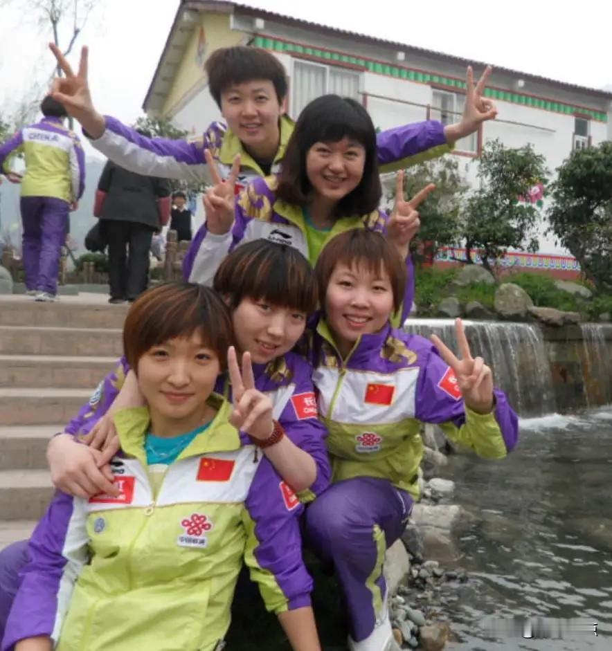 当年国乒的“五朵金花”，统一的运动装，时尚的发型，青春洋溢，充满朝气和活力。
刘