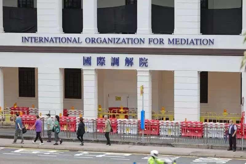 有知道的吗，香港国际调解院有多少员工正常上班？天天大门紧闭，是在正常营业吗？揽到