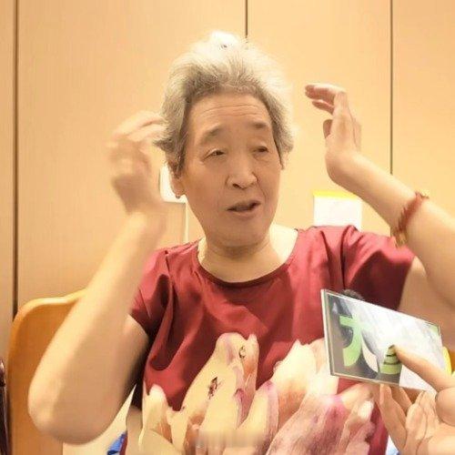 78岁奶奶每天梳头百次发量超年轻人健康长寿 西安·华严寺