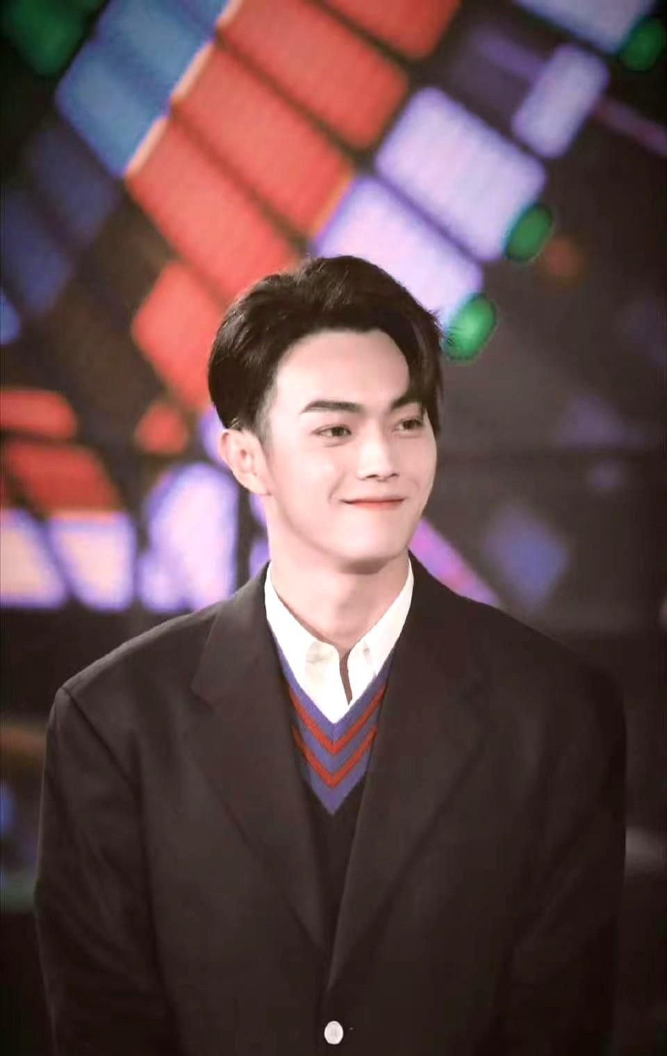 你敢信？
让许凯绑定5年的不是傅恒，是一只“猪”？
2019年快本舞台，他裹着白