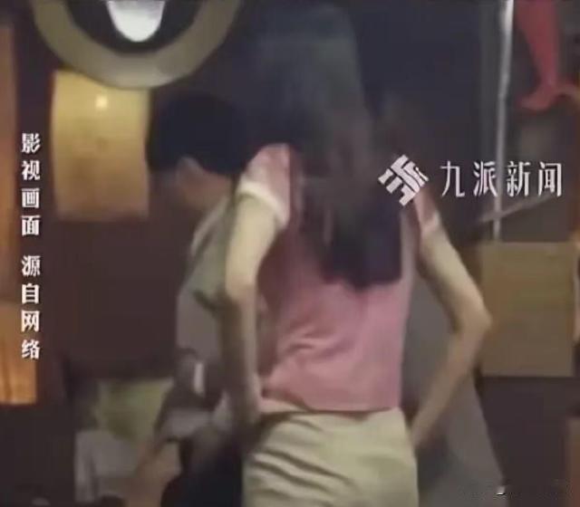 上海，一男子夜晚去酒吧买醉，邻桌有4个男女，女孩们很年轻漂亮，男子就想要去搭讪。