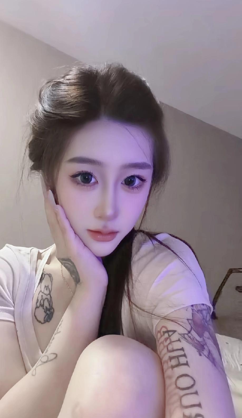 什么样的女人最令人着迷？不是千篇一律的网红脸、软萌妹。
有松弛感的女人很迷人。不