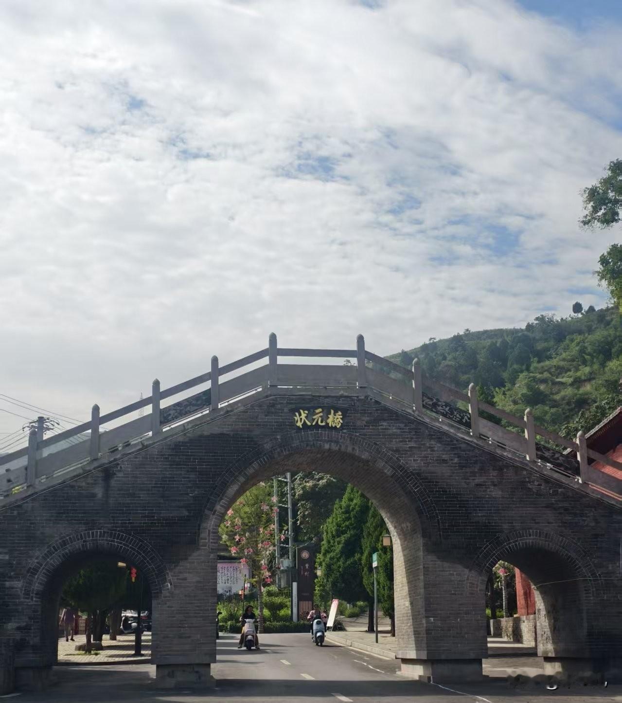 都在说外国不好，
都在说外国不安全，
都在说留学生回来不好找工作，
可是为什么那