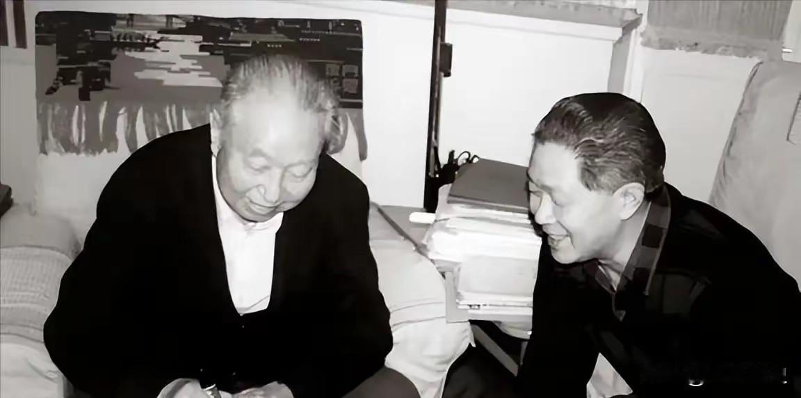 领导退居二线，秘书手握三份优渥调令，他的选择让人肃然起敬
 
1981年，华国锋