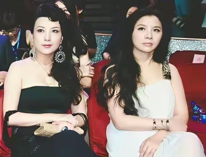 两位美女坐在一起，看着挺养眼。左边的这位面熟，是位演员，叫啥名来？右边的不认识。