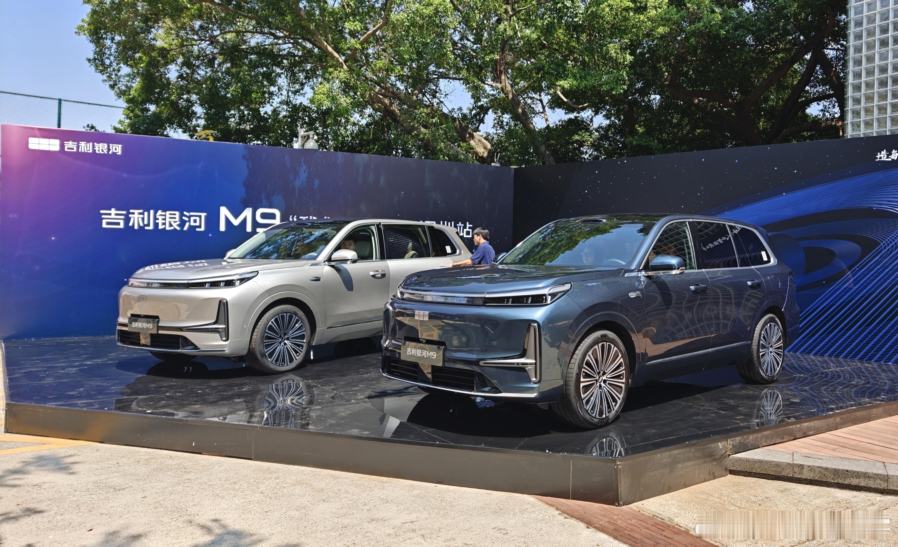 下午近距离体验了吉利银河M9，简单聊聊这款“家用大六座旗舰SUV”。  首先外观