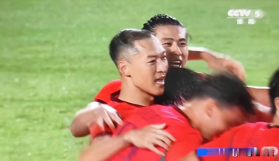 这就是安东尼奥为什么要征召超龄球员的原因。
对阵朝鲜，场面被动的时候，吴曦送出精