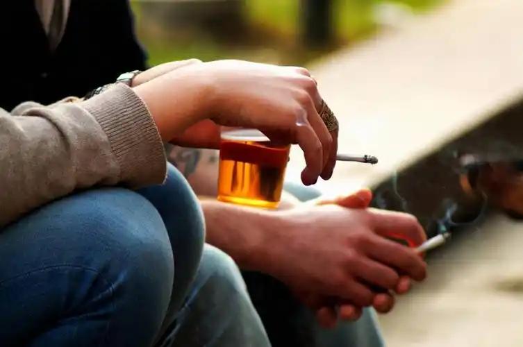 研究发现：男性若长期不吸烟喝酒，用不了半年，身体或有4个改变
 
 
戒烟戒酒，