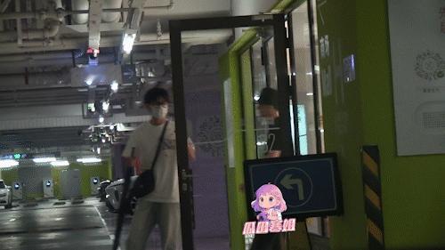 冯绍峰带女友逛街真的假的？那女看着就很年轻[流鼻血] ​​​