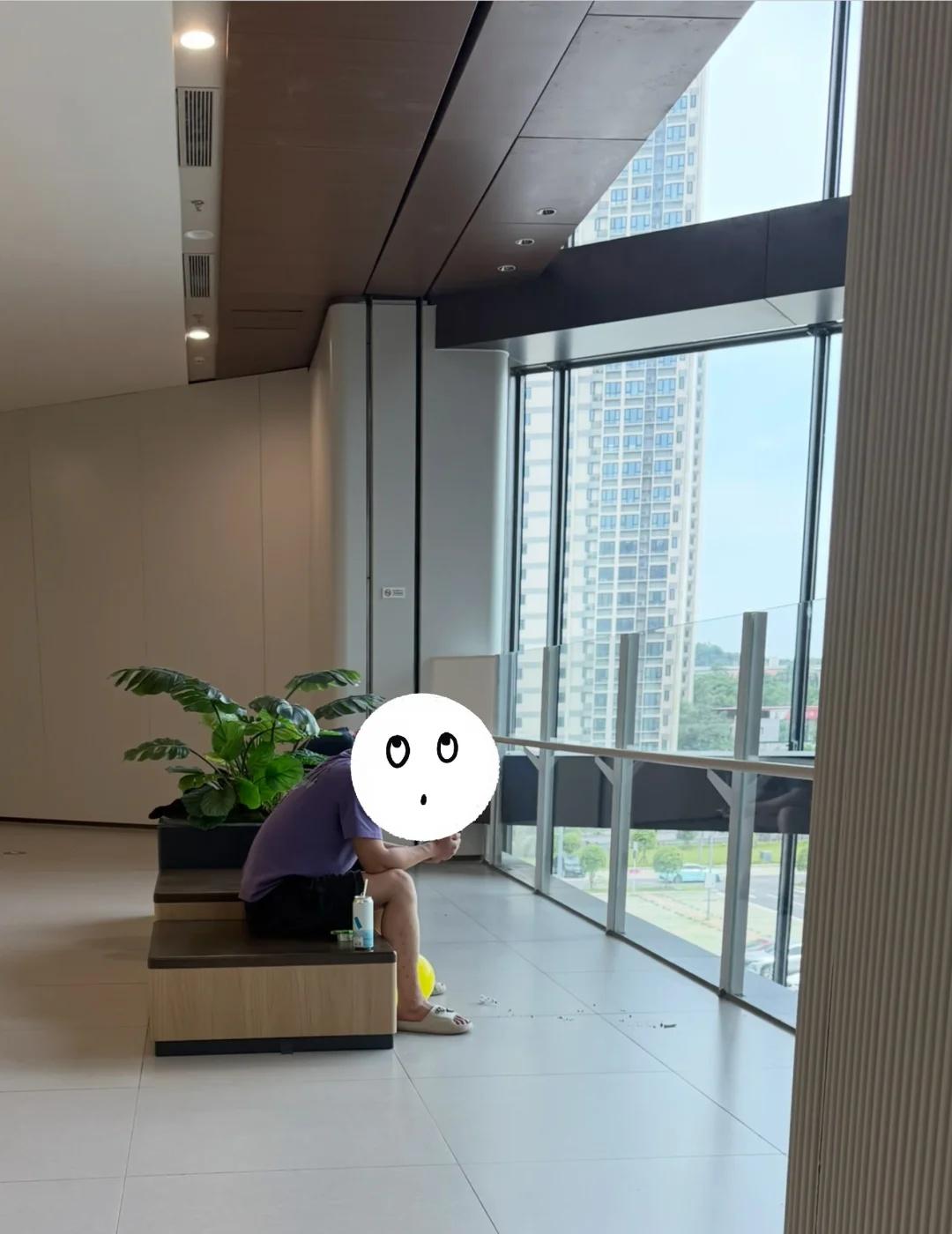 室内禁止吸烟！！！！！！！！
刷到了好多劝阻室内吸烟被打的…我已经不敢直说了…打