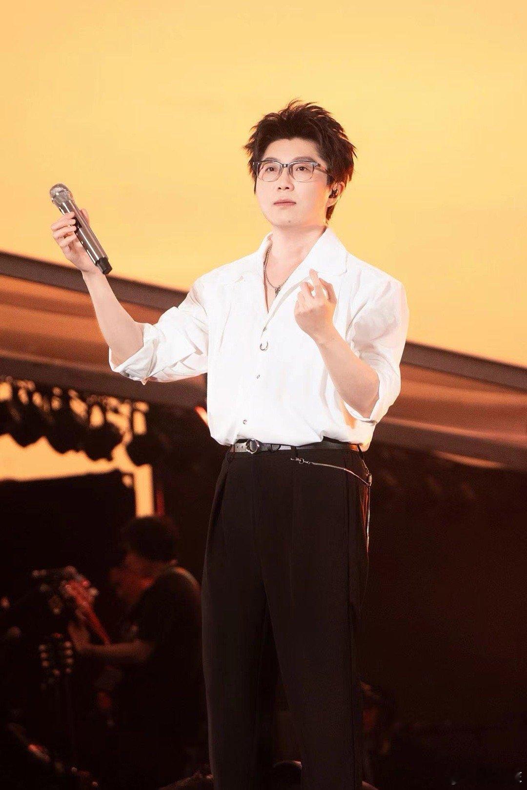 谁懂夕阳和毛不易东北民谣的宿命感 青岛黄昏像是被毛不易的歌声施了魔法，他一唱东北